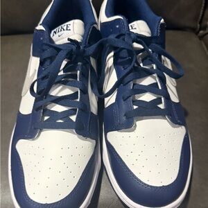 Nike Men's White and Navy Low-Top Sneakers